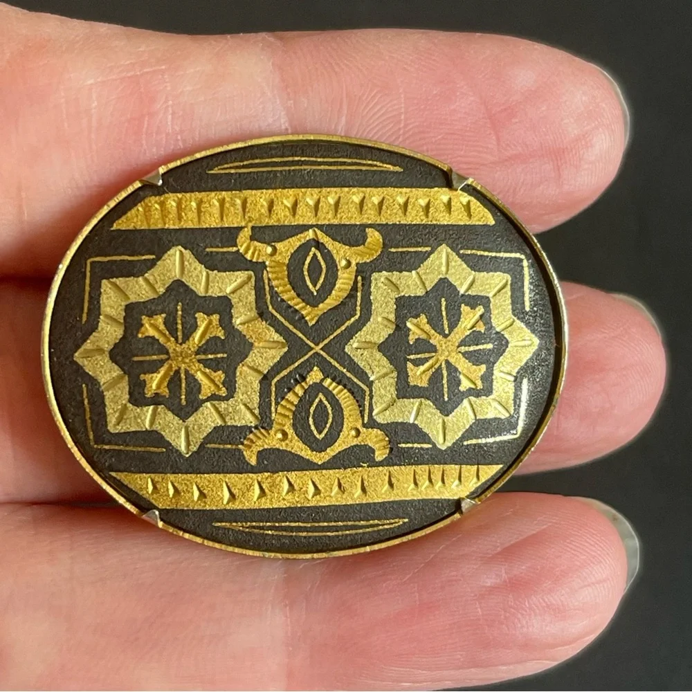 Vintage Oval damascene black & gold brooch. - Picture 3 of 7